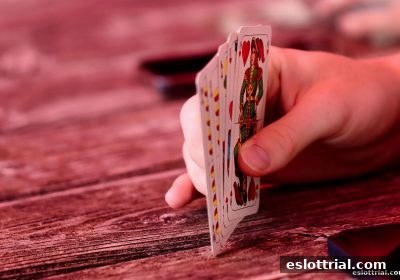 电子游艺试玩：心理因素如何重塑棋牌游戏决策策略